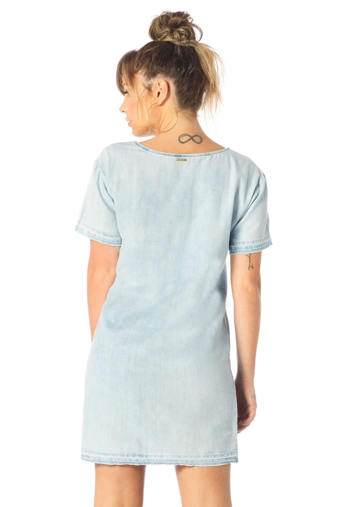 vestido feminino curto jeans claro dz12080 costas proximo denim zero
