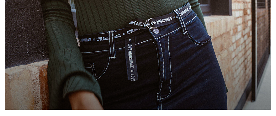 Sportswear invade o jeans com faixas laterais escritas