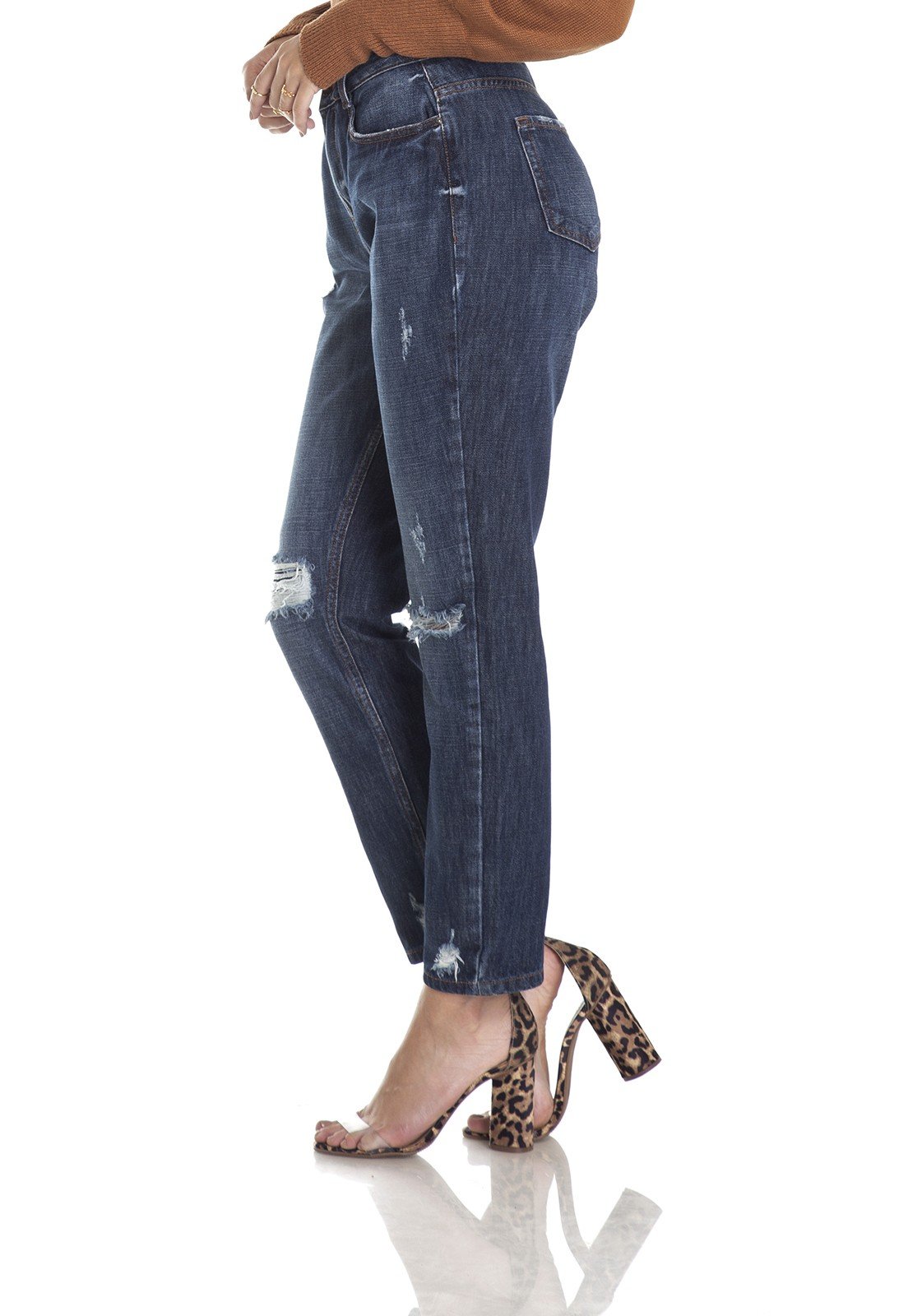 dz2986 calca mom cintura alta escura com rasgos lateral crop denim zero