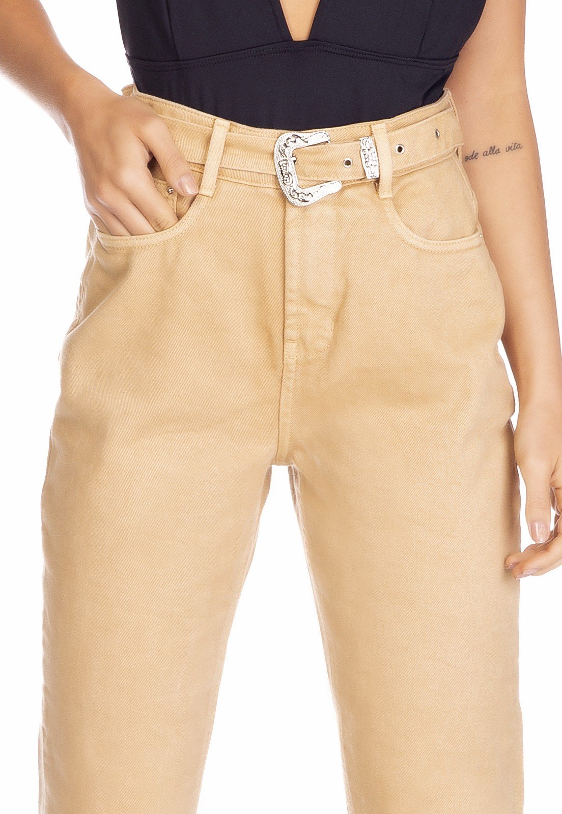 dz3280 calca jeans feminina mom com cinto denim zero frente detalhe