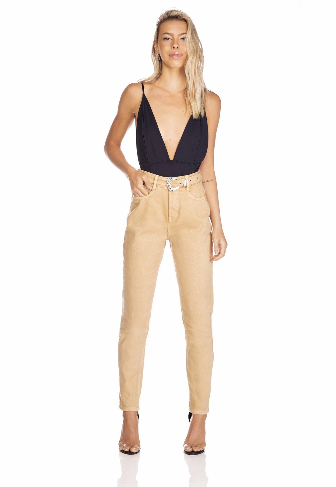 dz3280 calca jeans feminina mom com cinto denim zero frente