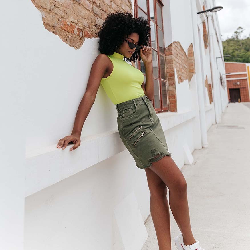 dz 1048 saia jeans feminina regular verde militar denim zero pose