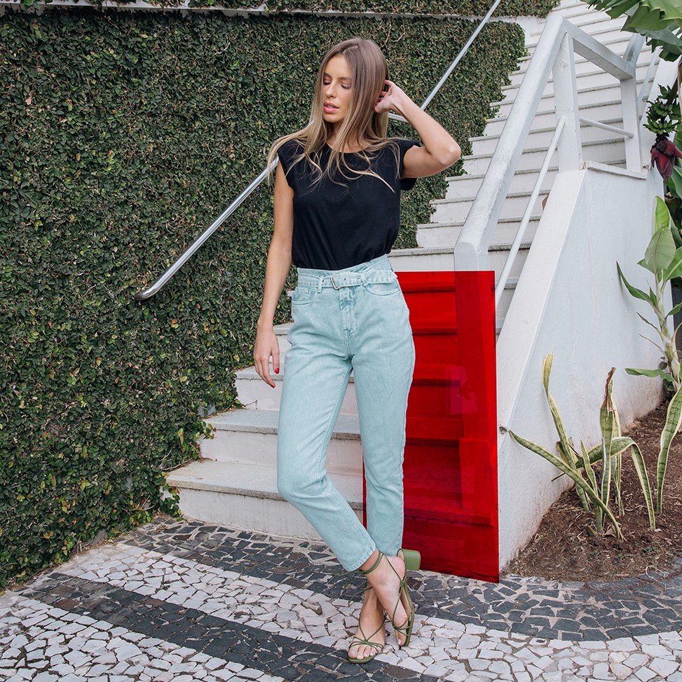 dz3511 calca jeans feminina mom com cinto denim zero frente