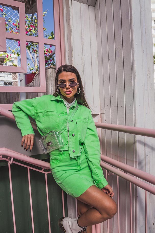 dz 1001 jaqueta retro cropped verde neon com estampa e dz 1003 saia tubinho verde neon frente 03 denim zero