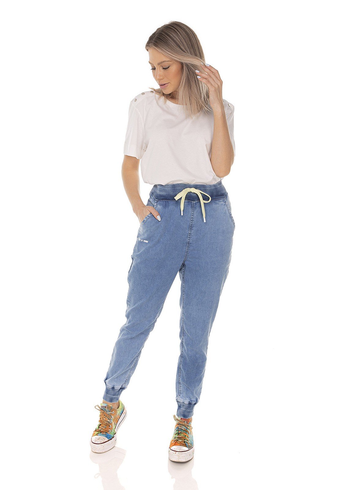 dz3611 calca jeans feminina jogger com cordao denim zero frente