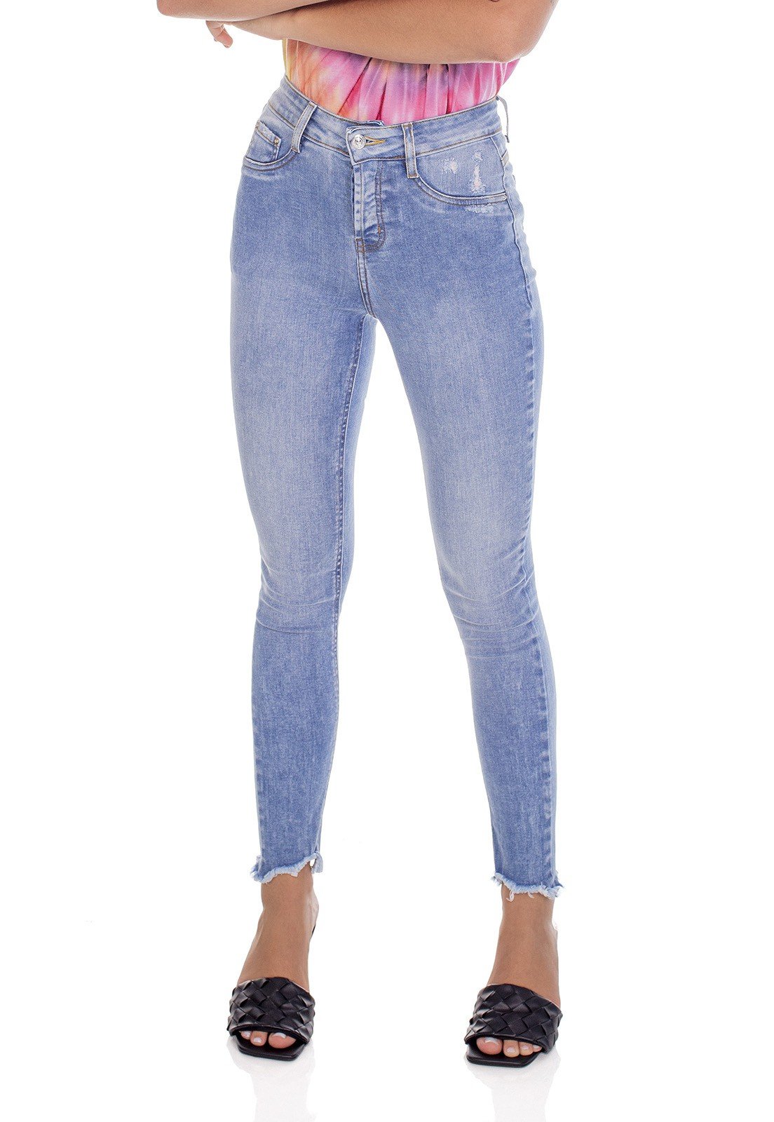 dz3603 com calca jeans feminina skinny media cigarrete barra irregular frente prox 02