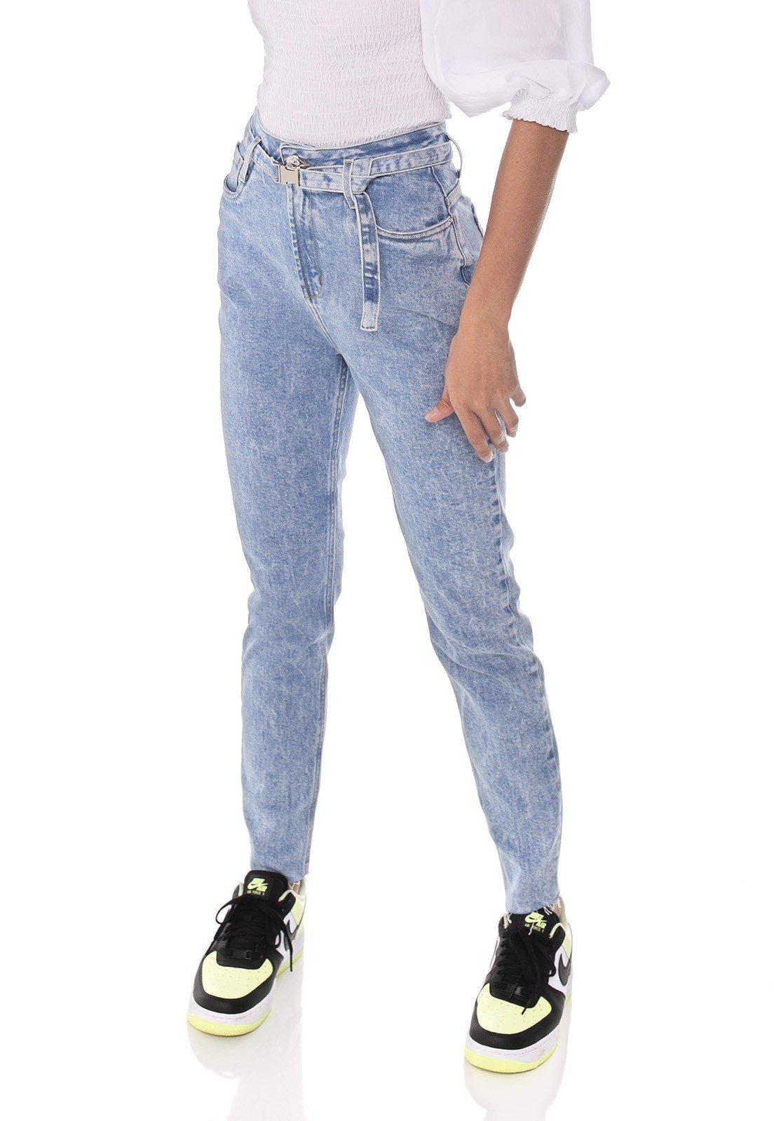 dz3631 com calca jeans feminina mom fit com cinto denim zero frente prox