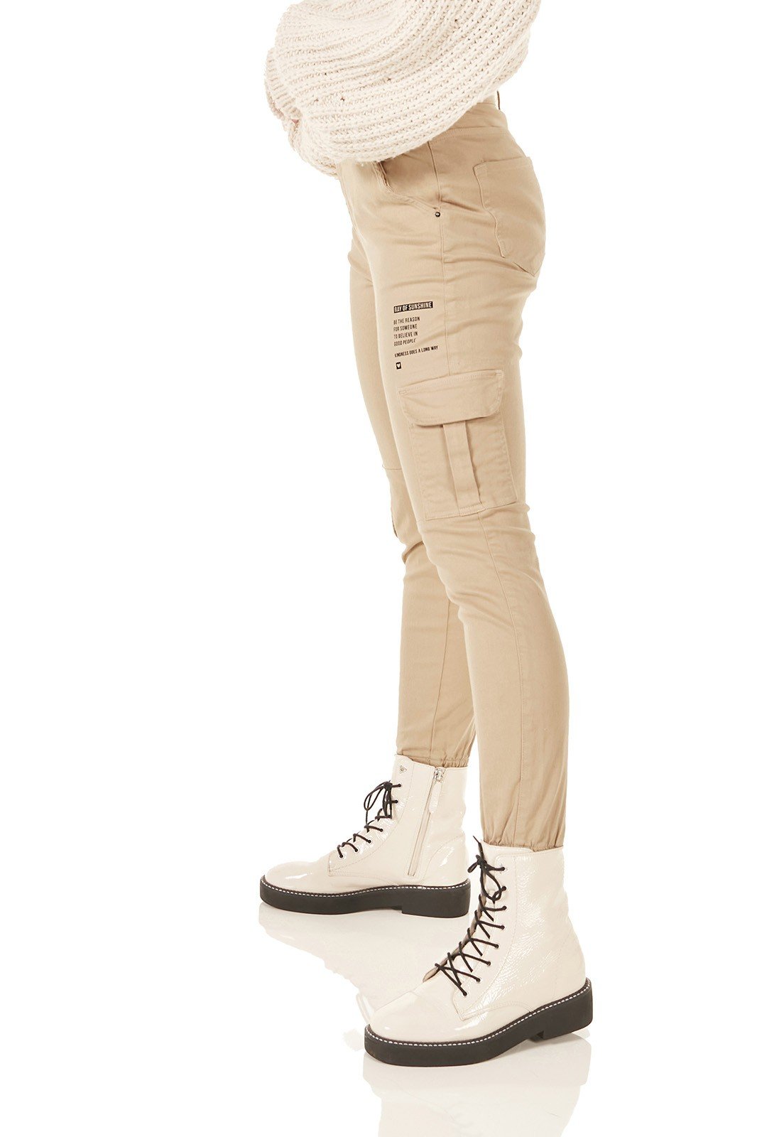 dz3788 com calca jeans feminina mom fit bolsos utilitarios colorida po de arroz denim zero lado prox