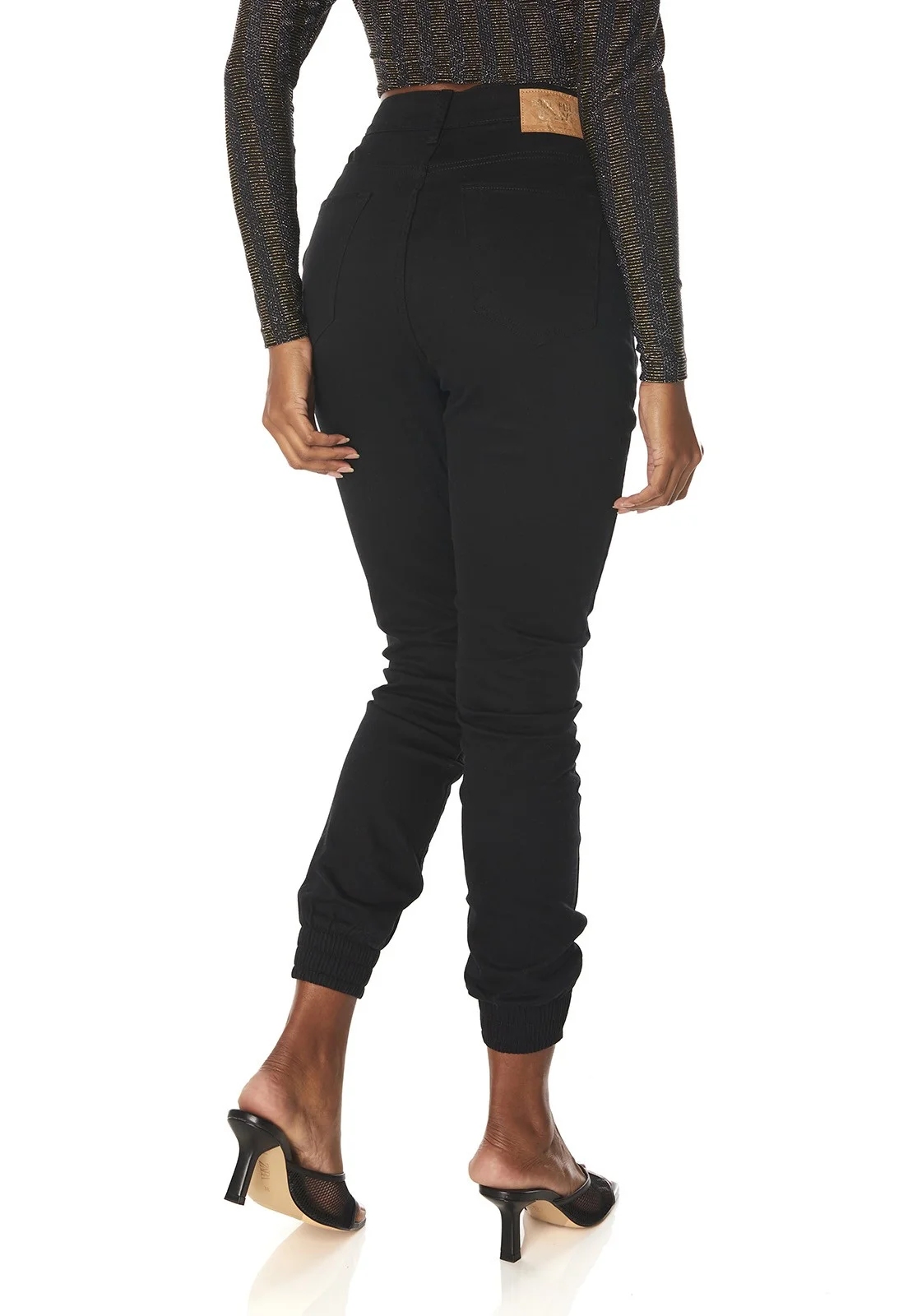 dz3838 com calca jeans feminina mom fit bolsos faca preto denim zero costas prox