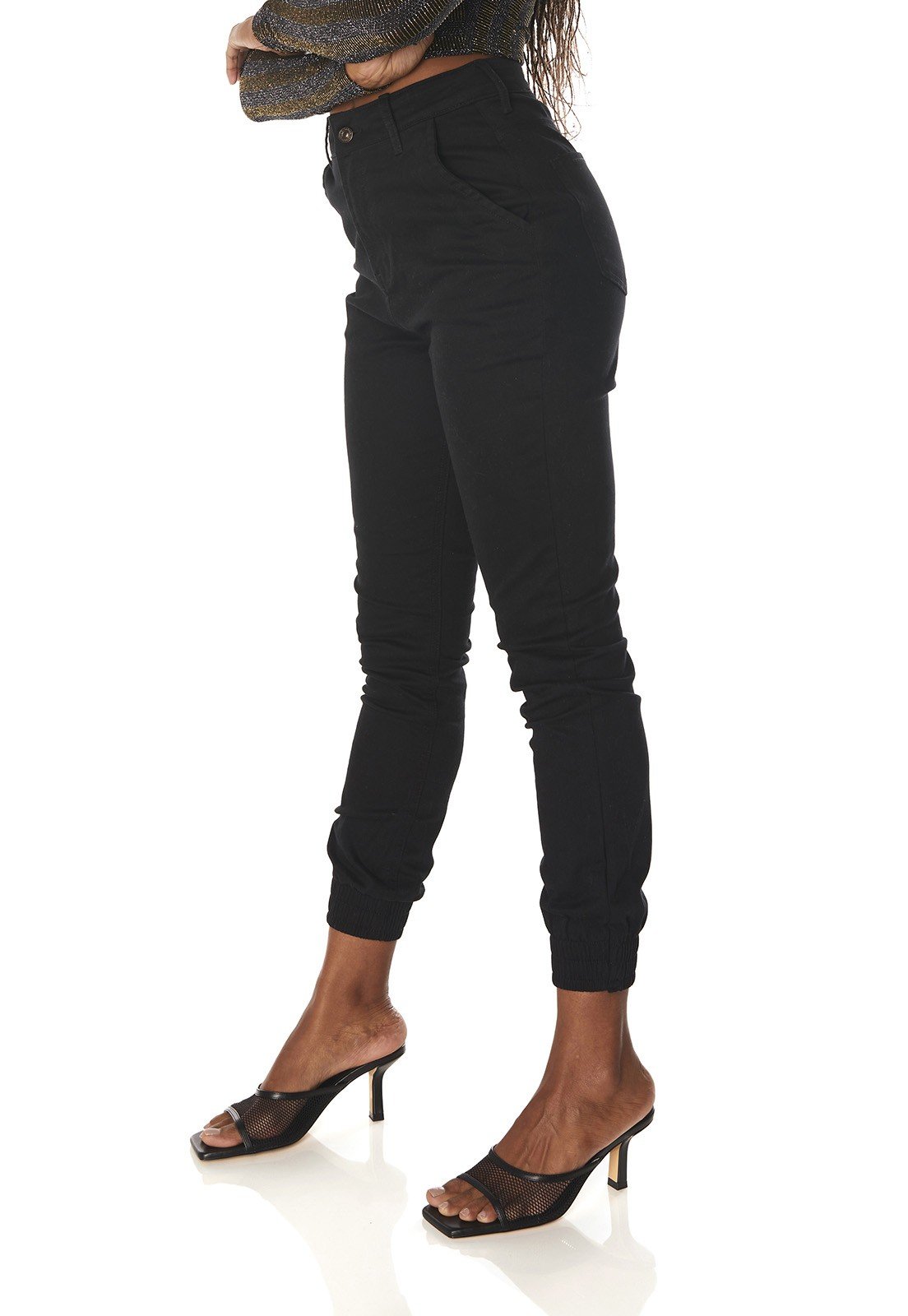 dz3838 com calca jeans feminina mom fit bolsos faca preto denim zero lado prox