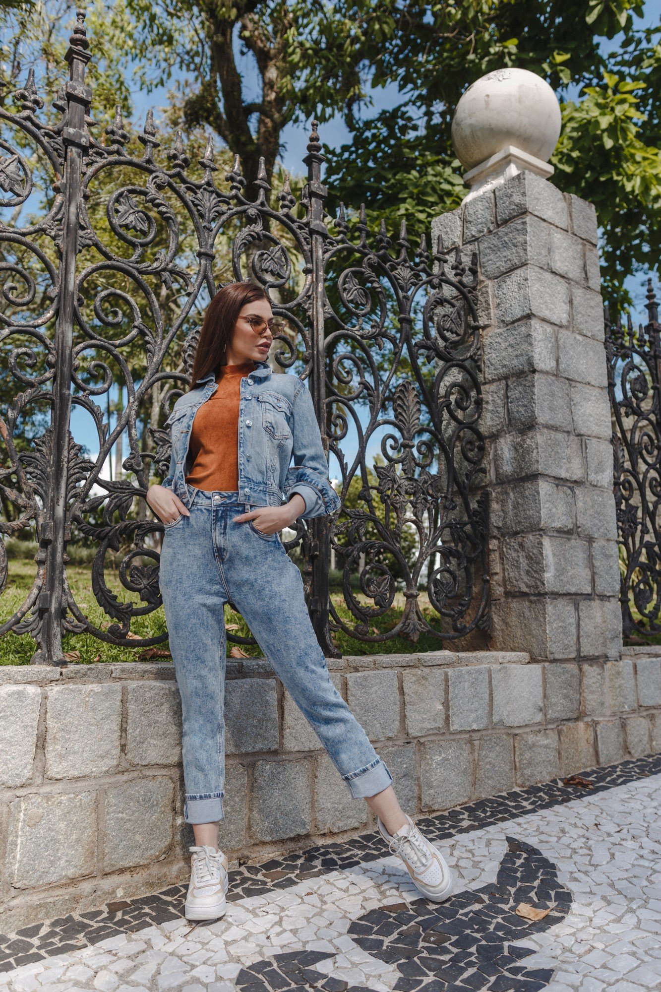 dz3817 com calca jeans feminina mom fit estampa cos denim zero frente