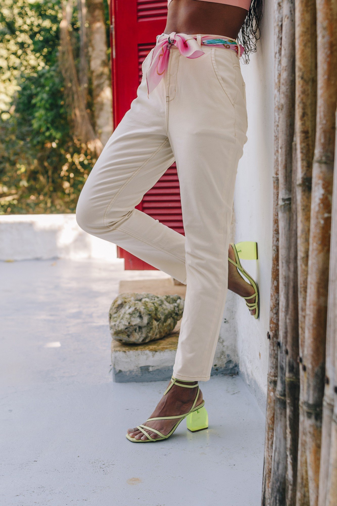 dz3878 com calca jeans feminina mom fit off white denim zero lado prox