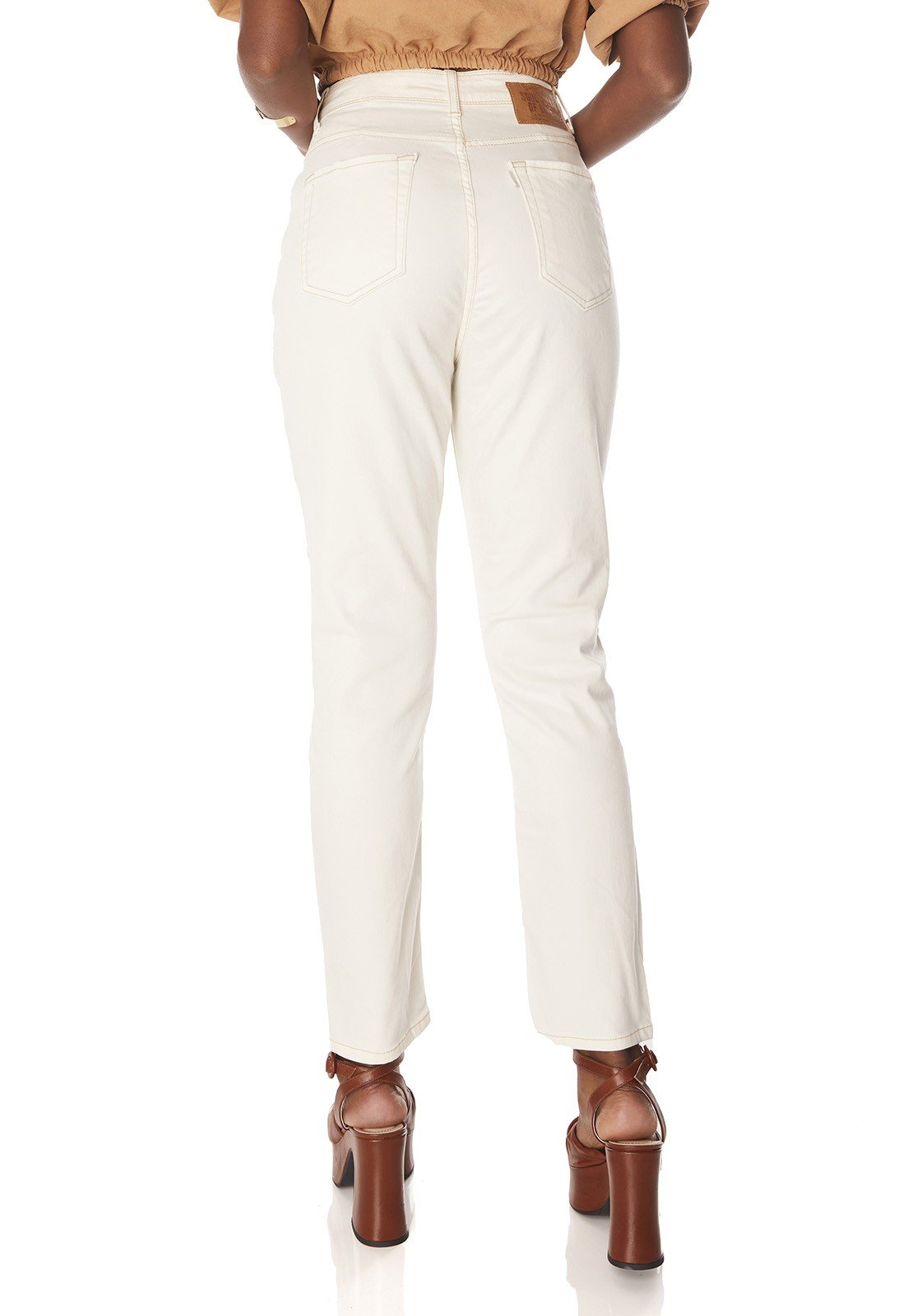 dz3878 com calca jeans feminina mom fit off white denim zero costas prox 02