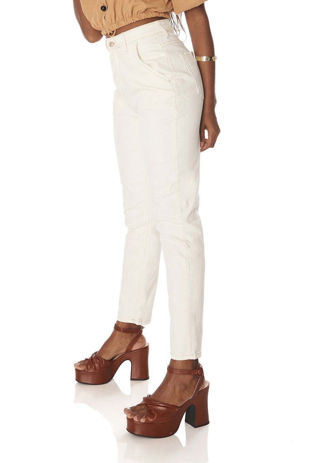 dz3878 com calca jeans feminina mom fit off white denim zero lado prox