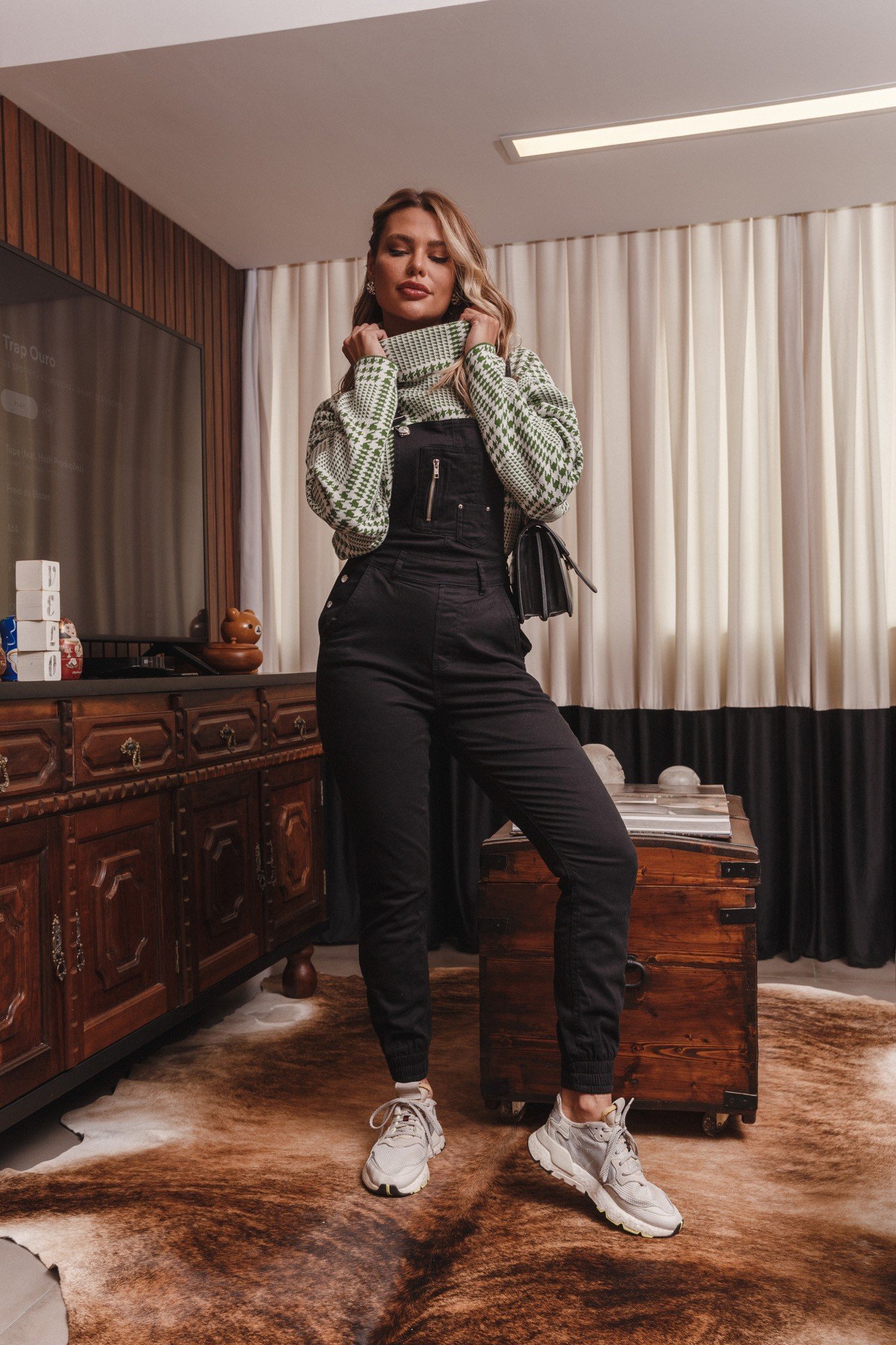 dz8051 com jardineira jeans feminina mom fit preta denim zero frente