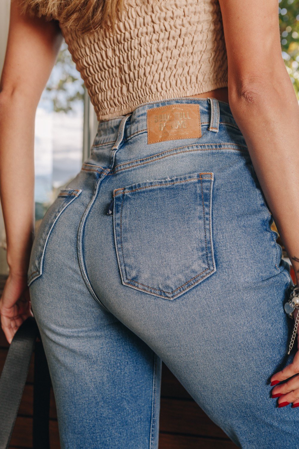 dz3871 com calca jeans feminina mom fit tradicional denim zero costas prox