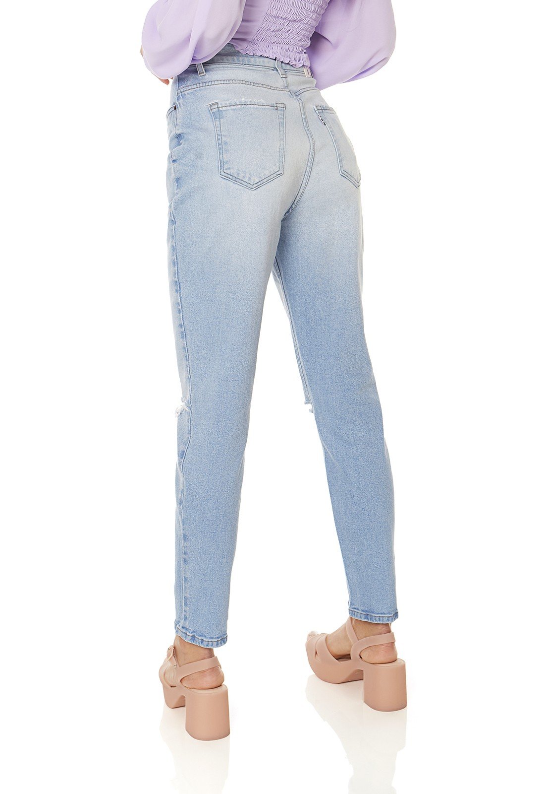 dz3872 com calca jeans feminina mom fit com rasgo denim zero costas prox 02