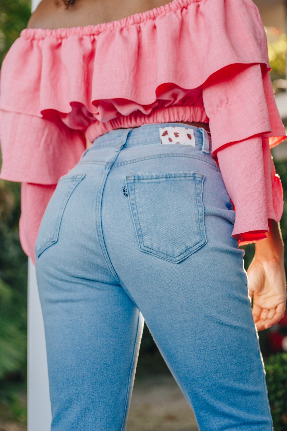 dz3872 com calca jeans feminina mom fit com rasgo denim zero costas prox