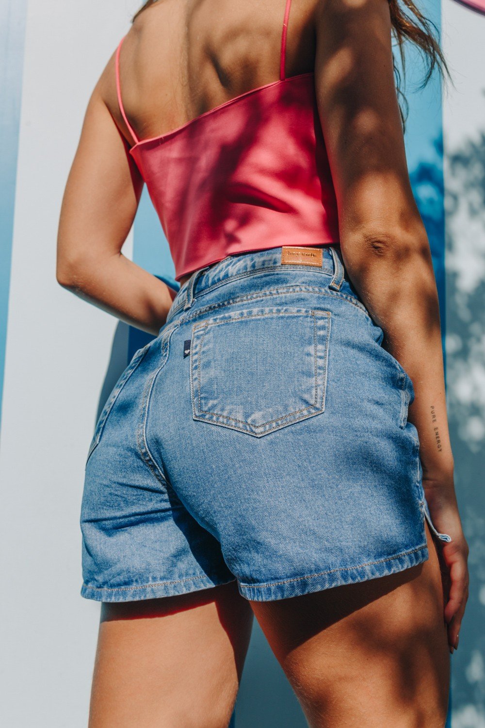 dz6527 alg shorts jeans feminino mom com abertura na barra denim zero costas prox crop