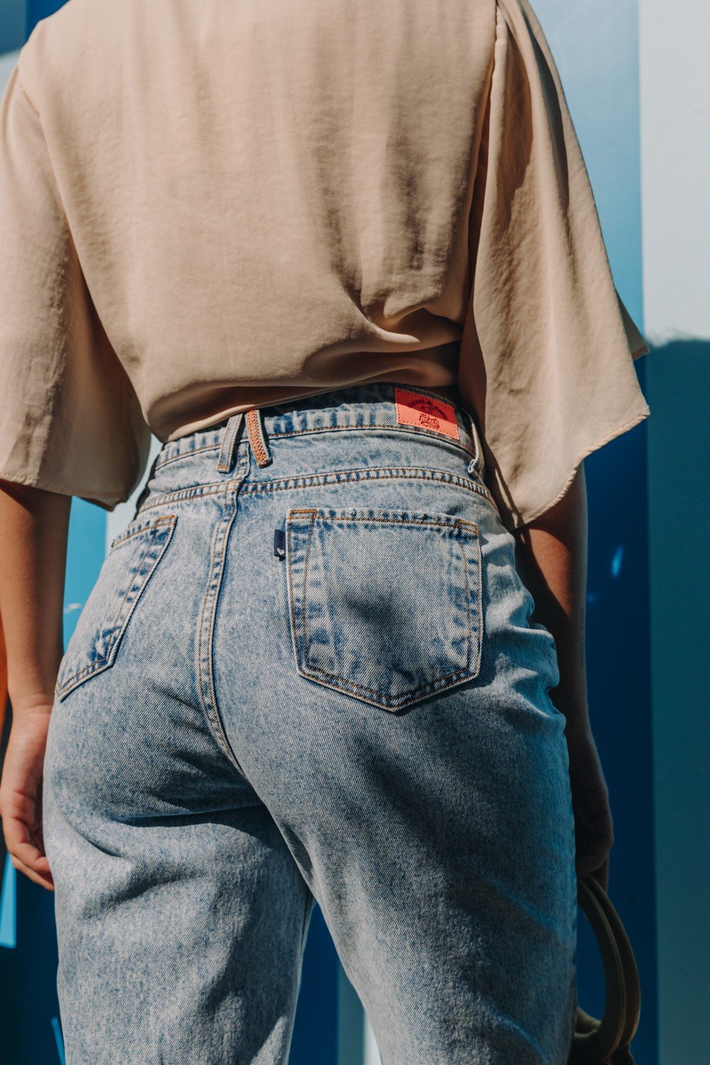 dz3910 alg calca jeans feminina dad pants com rasgos denim zero costas prox crop