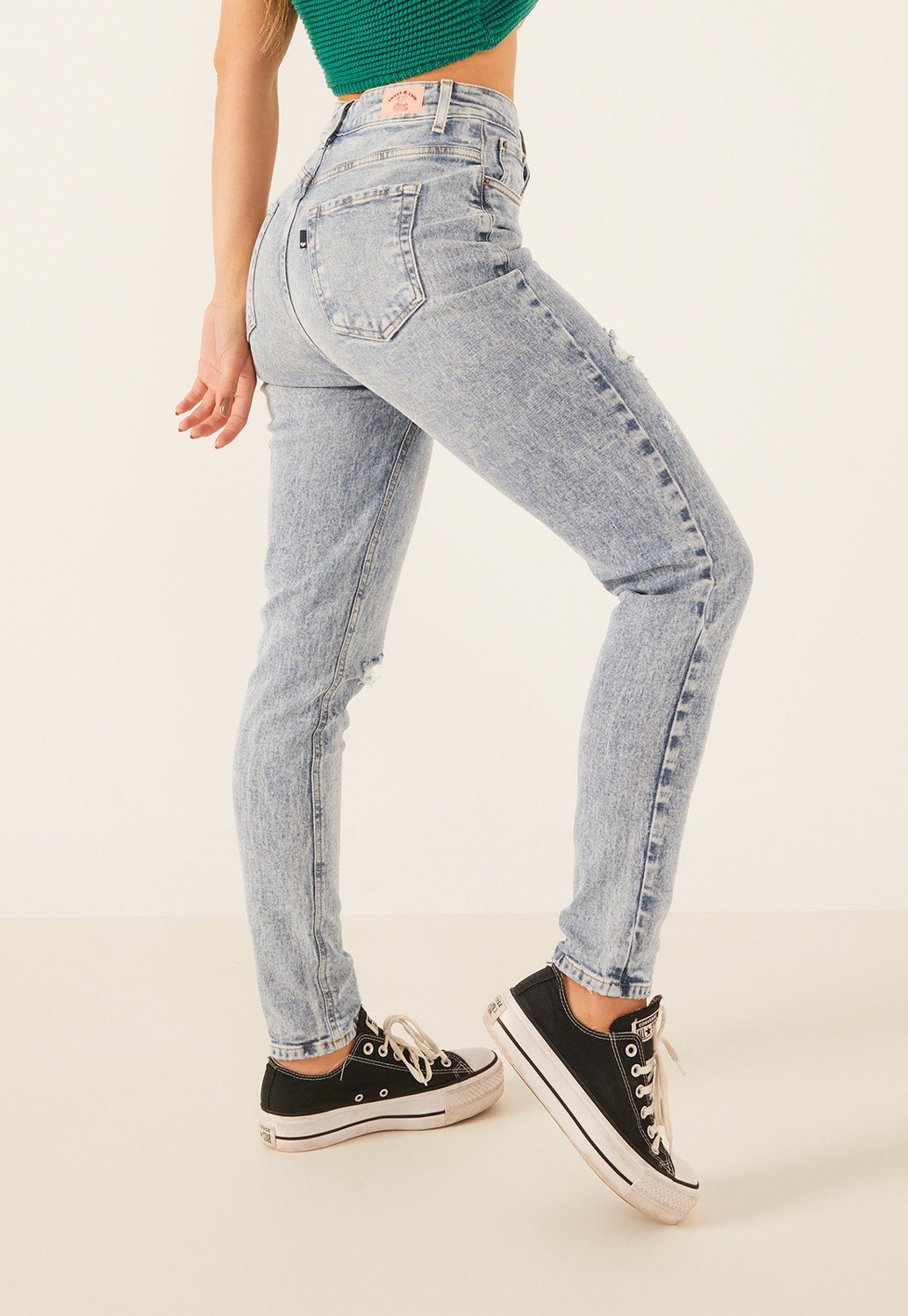 dz3902 com calca jeans feminina mom fit com puidos denim zero costas prox crop