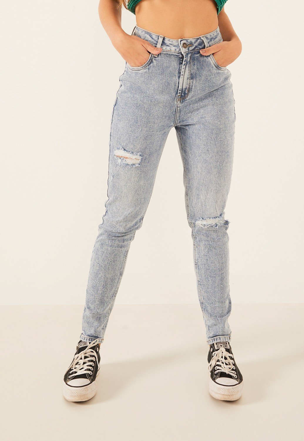 dz3902 com calca jeans feminina mom fit com puidos denim zero frente prox crop