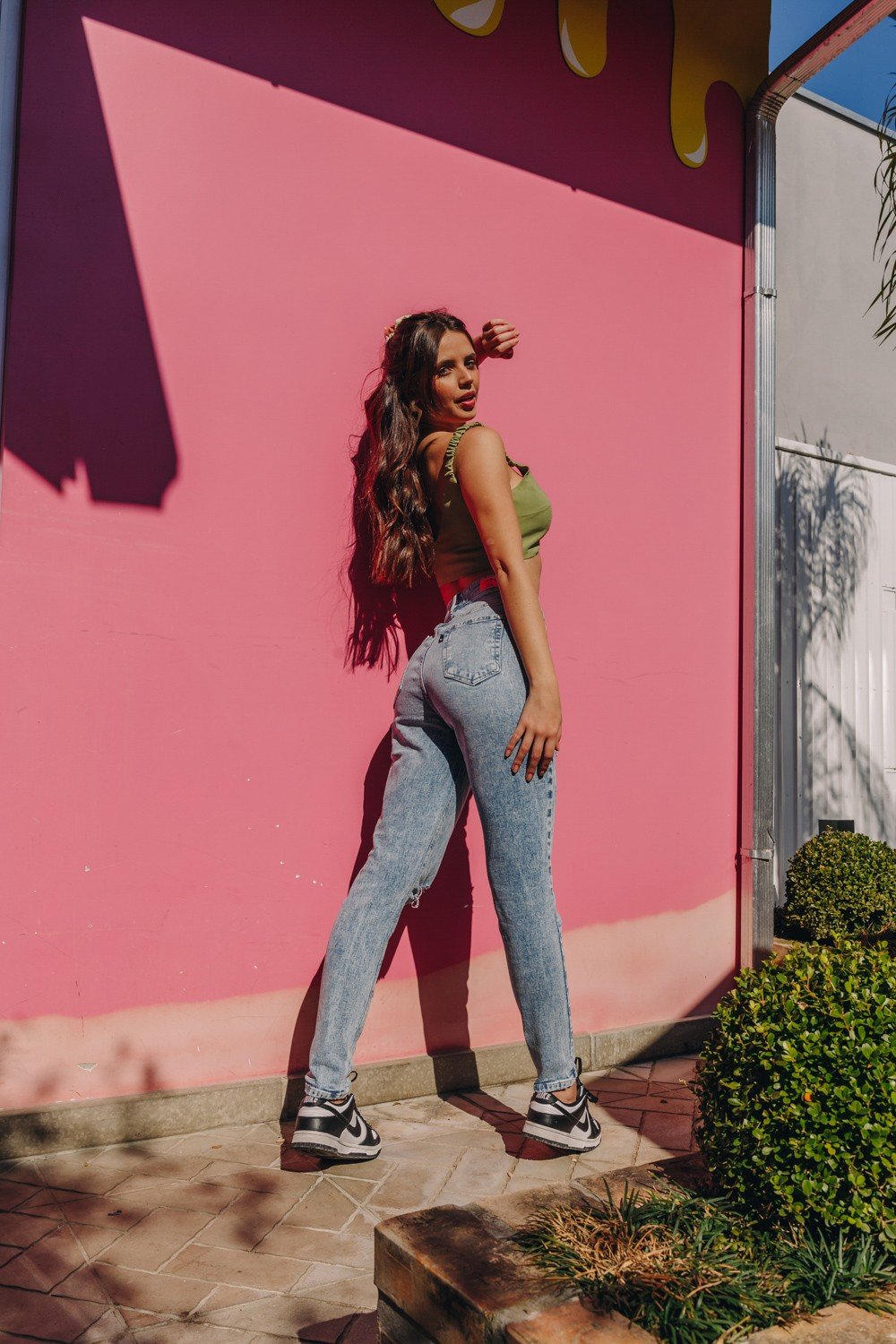 dz3902 com calca jeans feminina mom fit com puidos denim zero costas crop