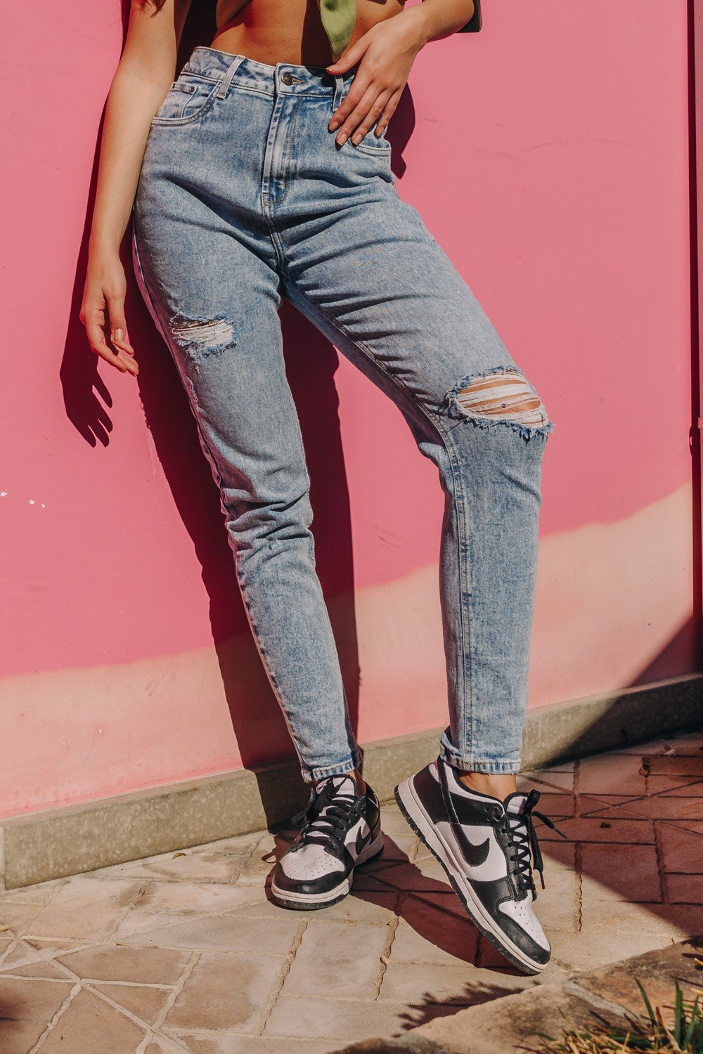 dz3902 com calca jeans feminina mom fit com puidos denim zero frente crop crop