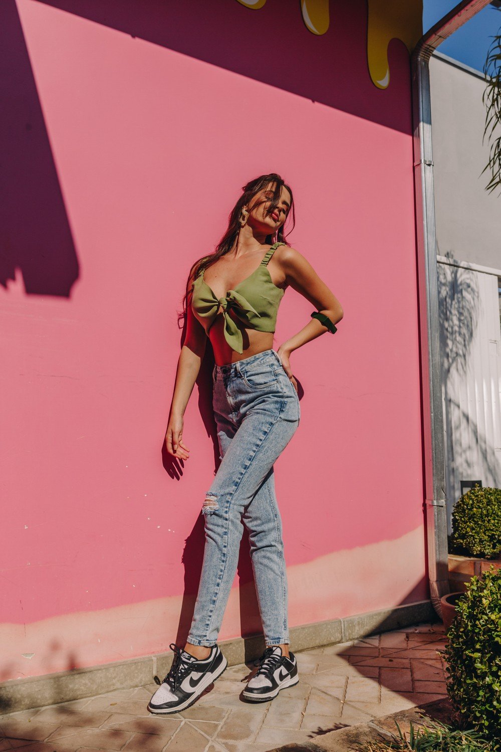 dz3902 com calca jeans feminina mom fit com puidos denim zero lado crop