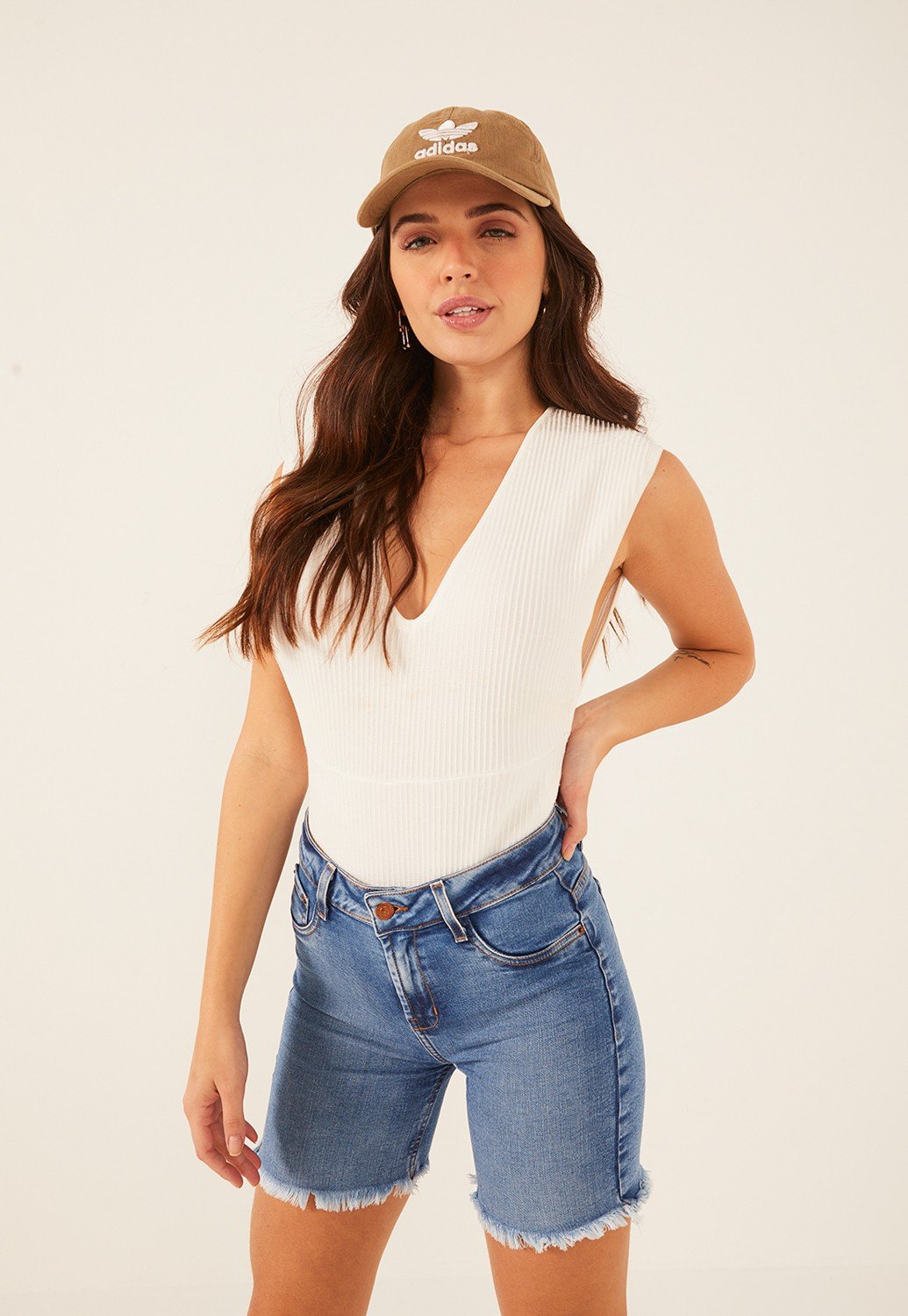 dz4050 com bermuda jeans feminina slim com barra desfiada denim zero frente prox crop