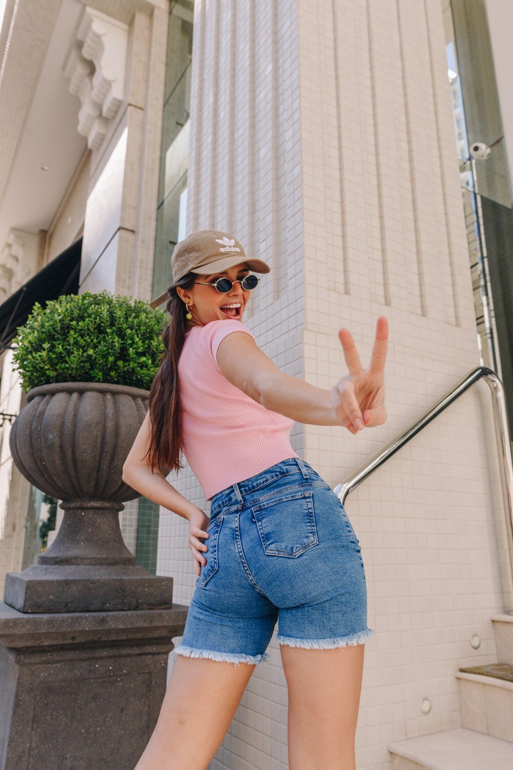 dz4050 com bermuda jeans feminina slim com barra desfiada denim zero costas crop