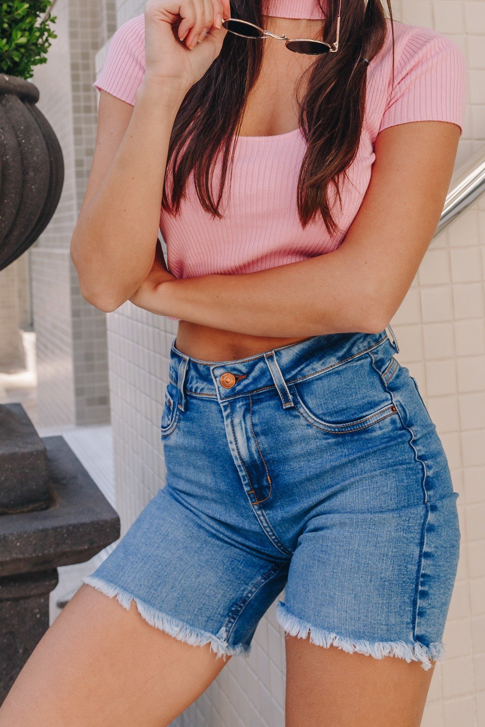 dz4050 com bermuda jeans feminina slim com barra desfiada denim zero frente prox crop crop