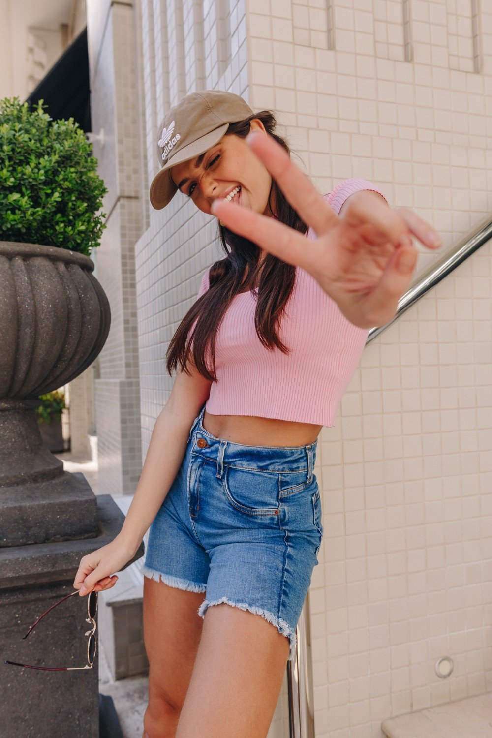 dz4050 com bermuda jeans feminina slim com barra desfiada denim zero lado prox crop