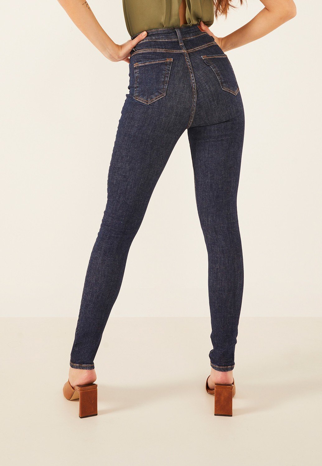 dz3887 com calca jeans feminina skinny hot pants cigarrete escura denim zero costas prox crop