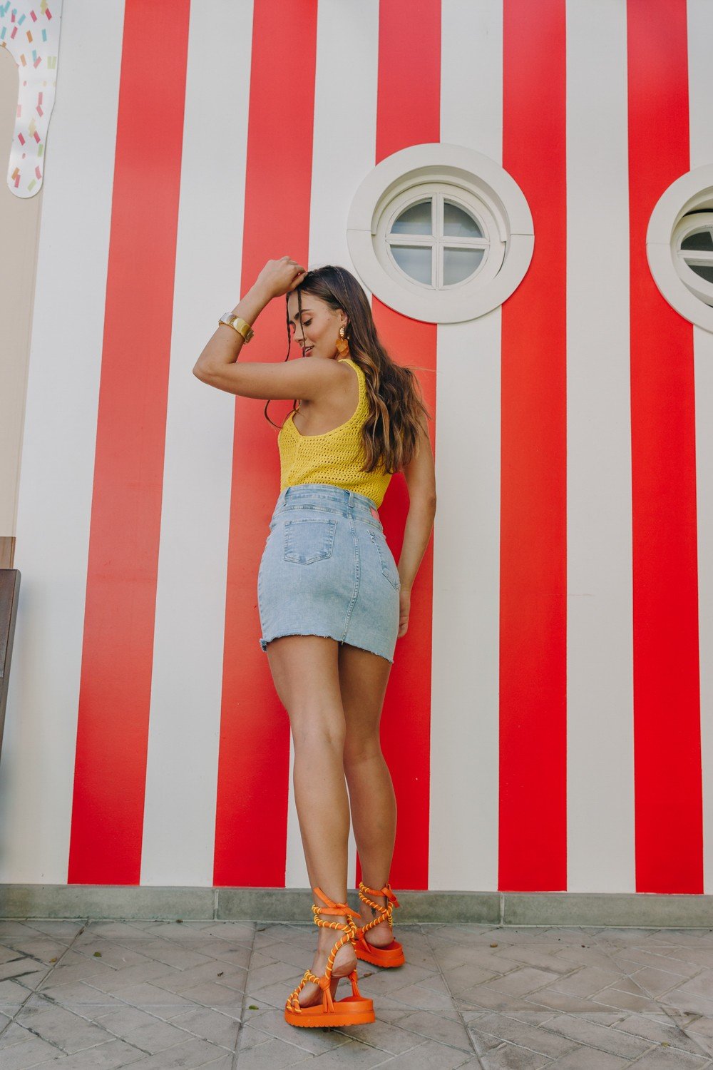 dz7214 com saia jeans feminina tubinho com barra desfiada denim zero costas crop