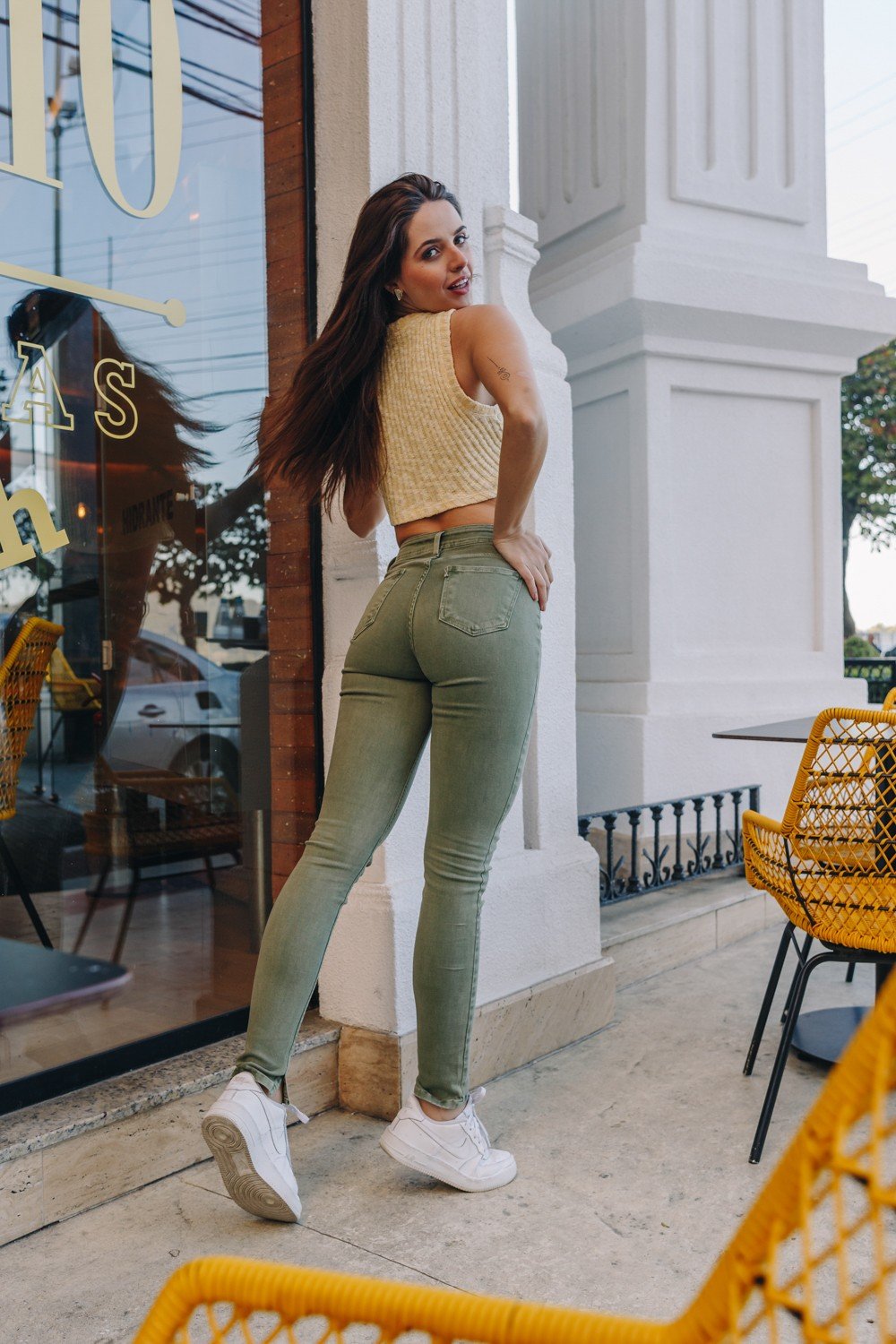 dz3891 re calca jeans feminina skinny media sem bolso frontal colorida verde militar denim zero costas crop