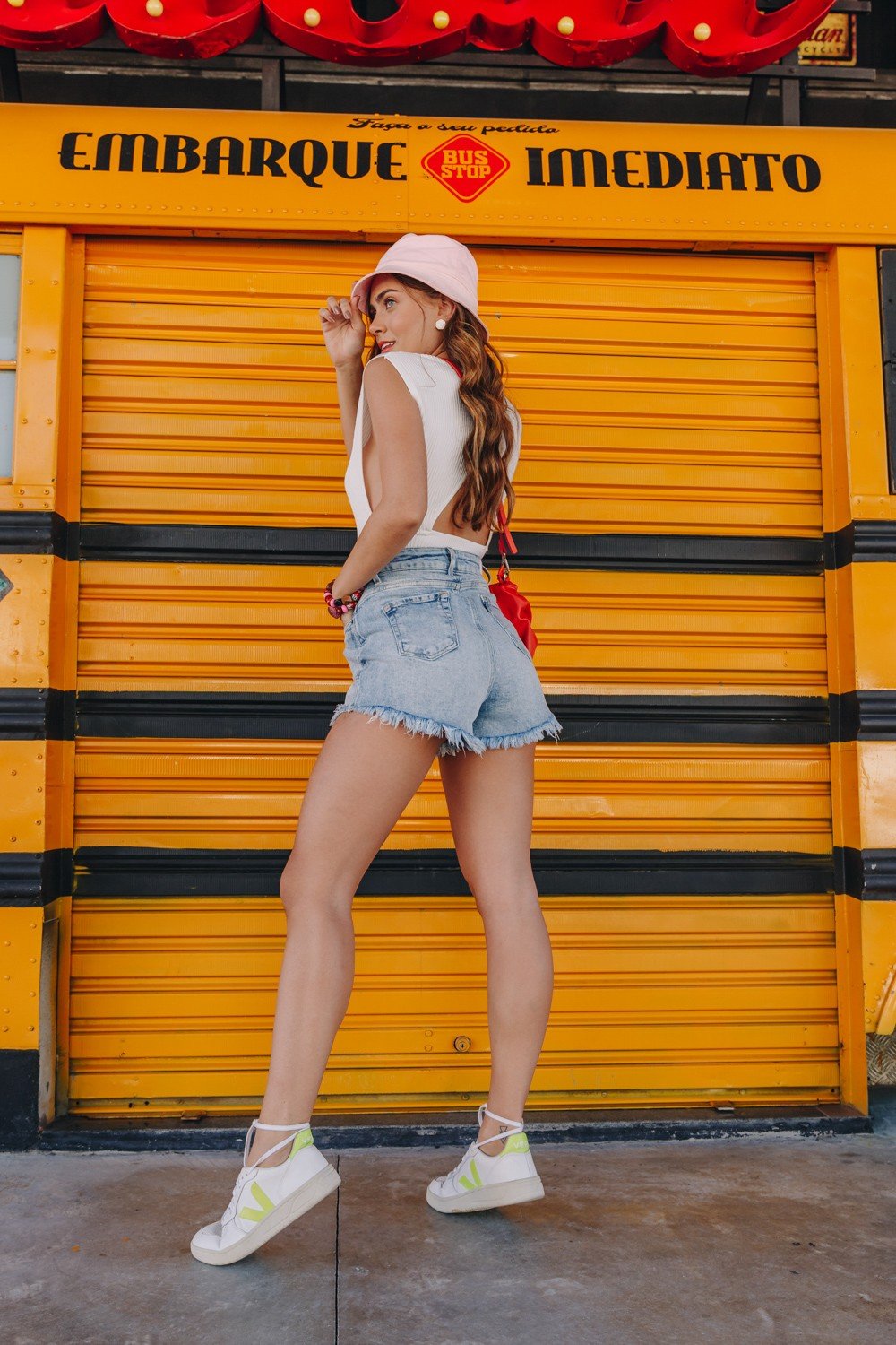 dz6504 com shorts jeans feminino setentinha fit com barra desfiada denim zero costas crop