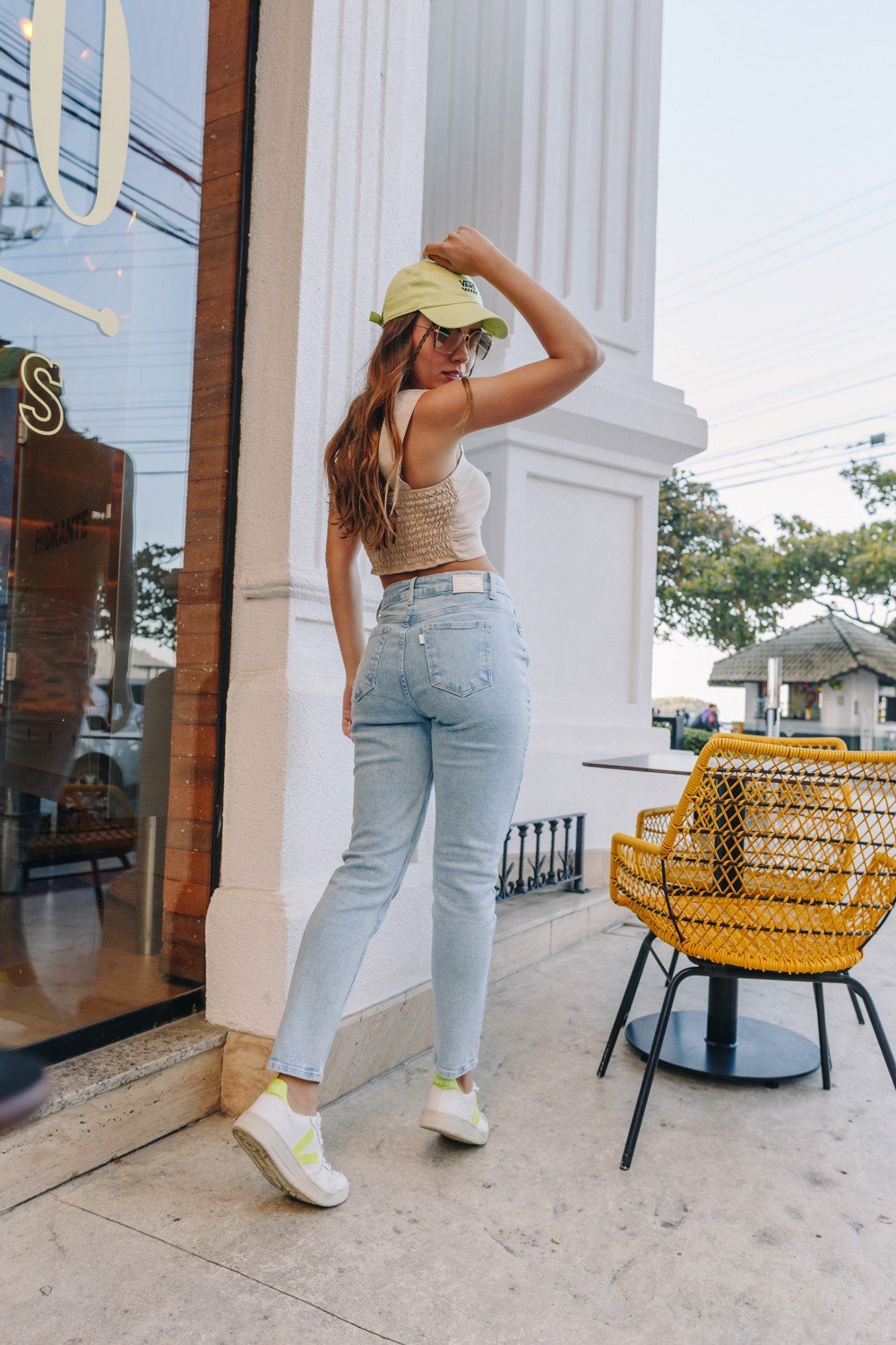 dz3904 com calca jeans feminina mom fit com botao verde neon denim zero costas crop