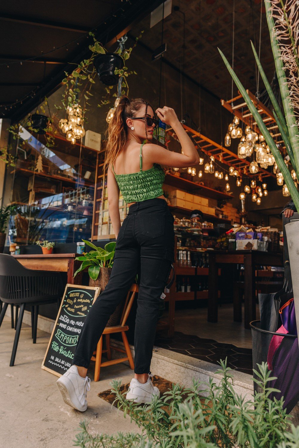 dz3905 com calca jeans feminina mom fit com bolso lateral denim zero costas crop