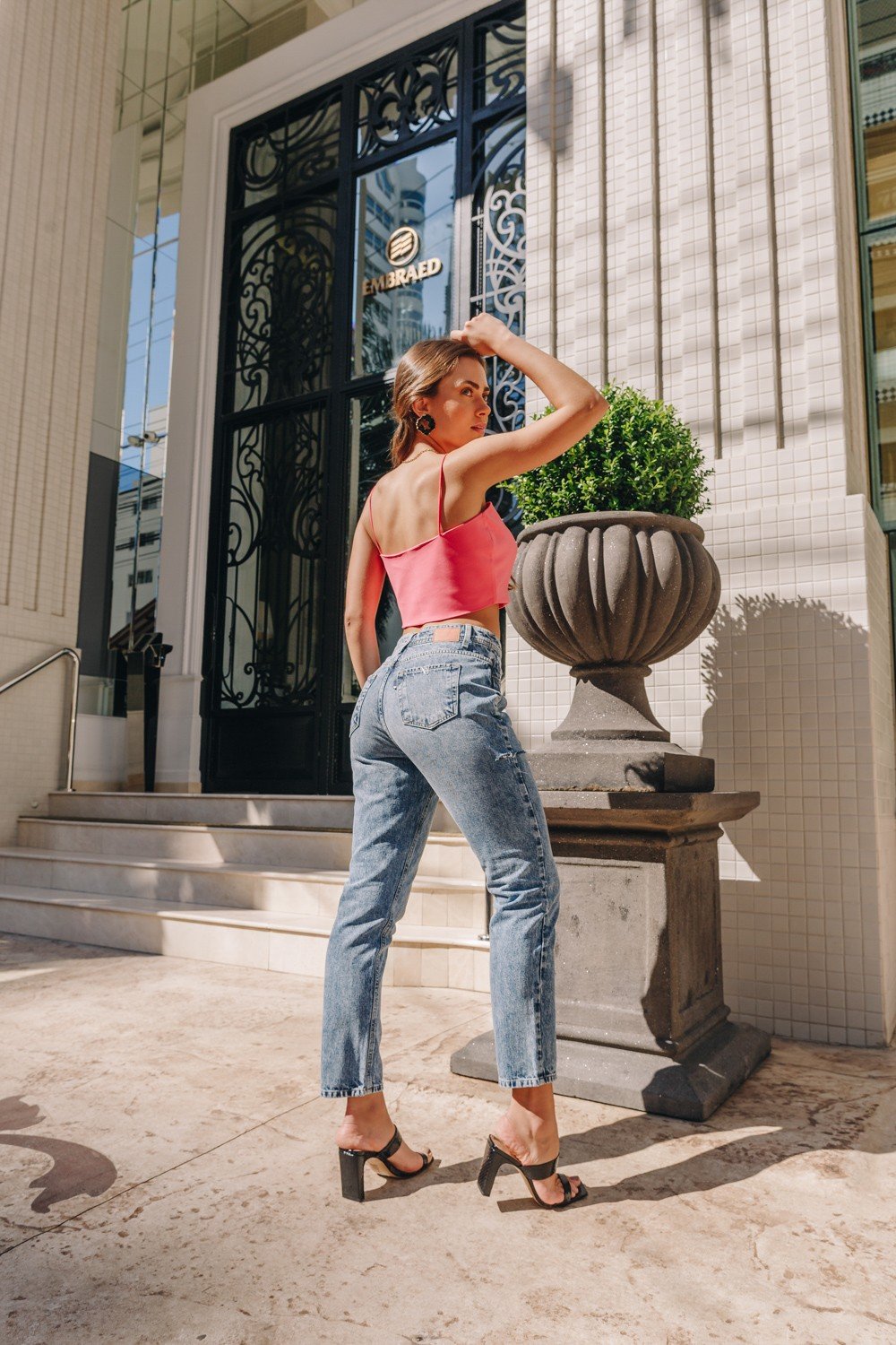 dz3907 alg calca jeans feminina mom com rasgo na lateral denim zero costas crop