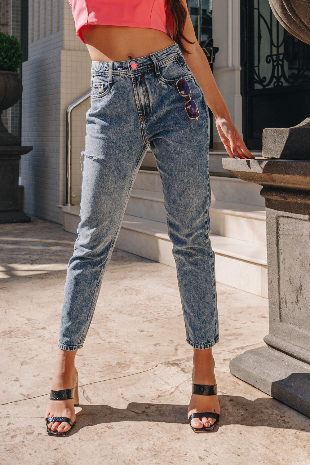 dz3907 alg calca jeans feminina mom com rasgo na lateral denim zero frente crop crop