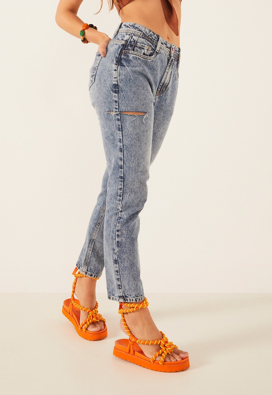 dz3907 alg calca jeans feminina mom com rasgo na lateral denim zero lado prox crop