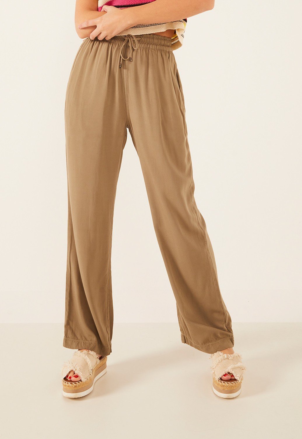 dz3952 calca jeans feminina wide leg max com elastico no cos denim zero frente prox crop