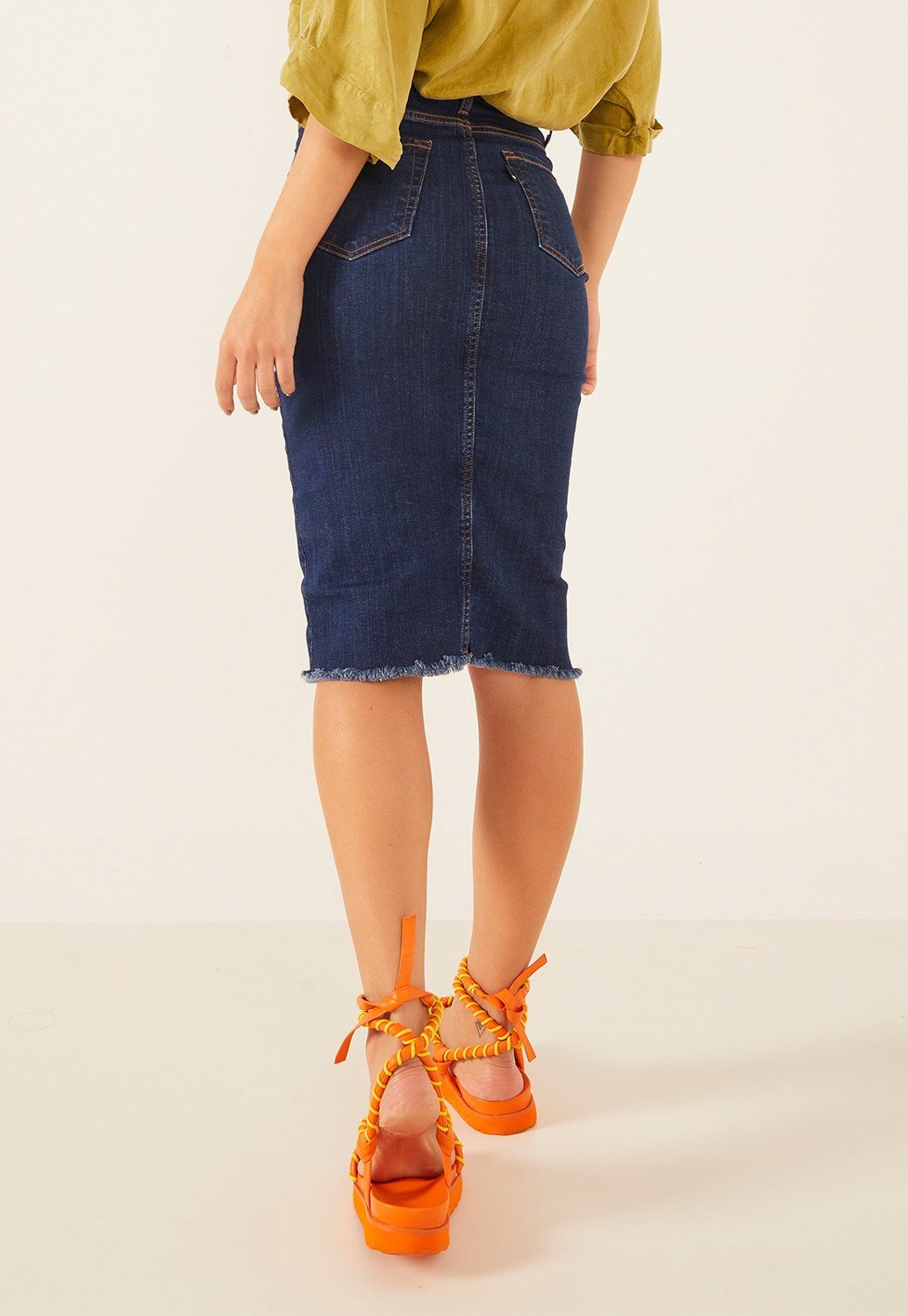 dz7217 com saia jeans feminina lapis com abertura frontal denim zero costas prox crop