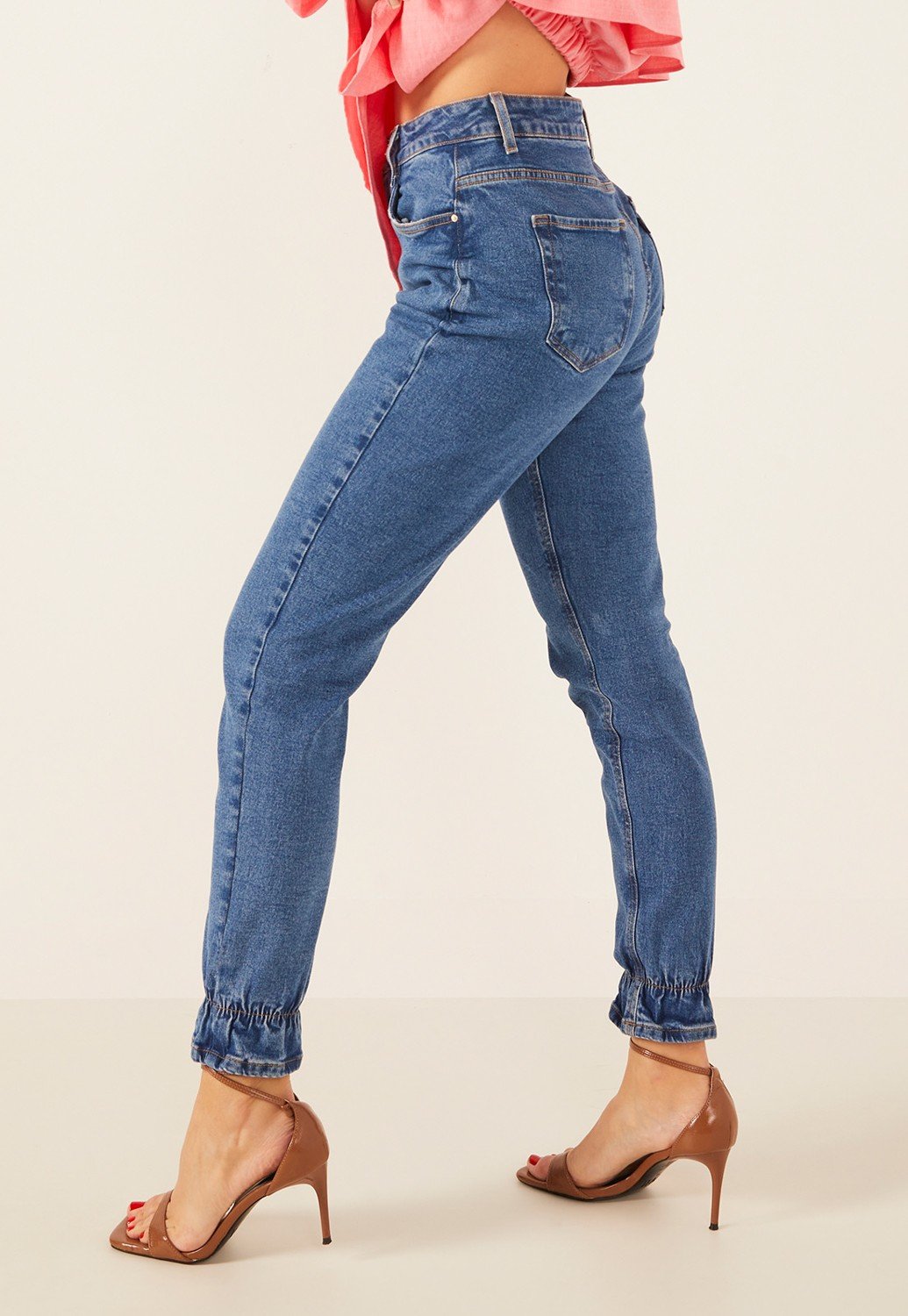 dz3901 com calca jeans feminina mom fit com elastico na barra denim zero lado prox crop