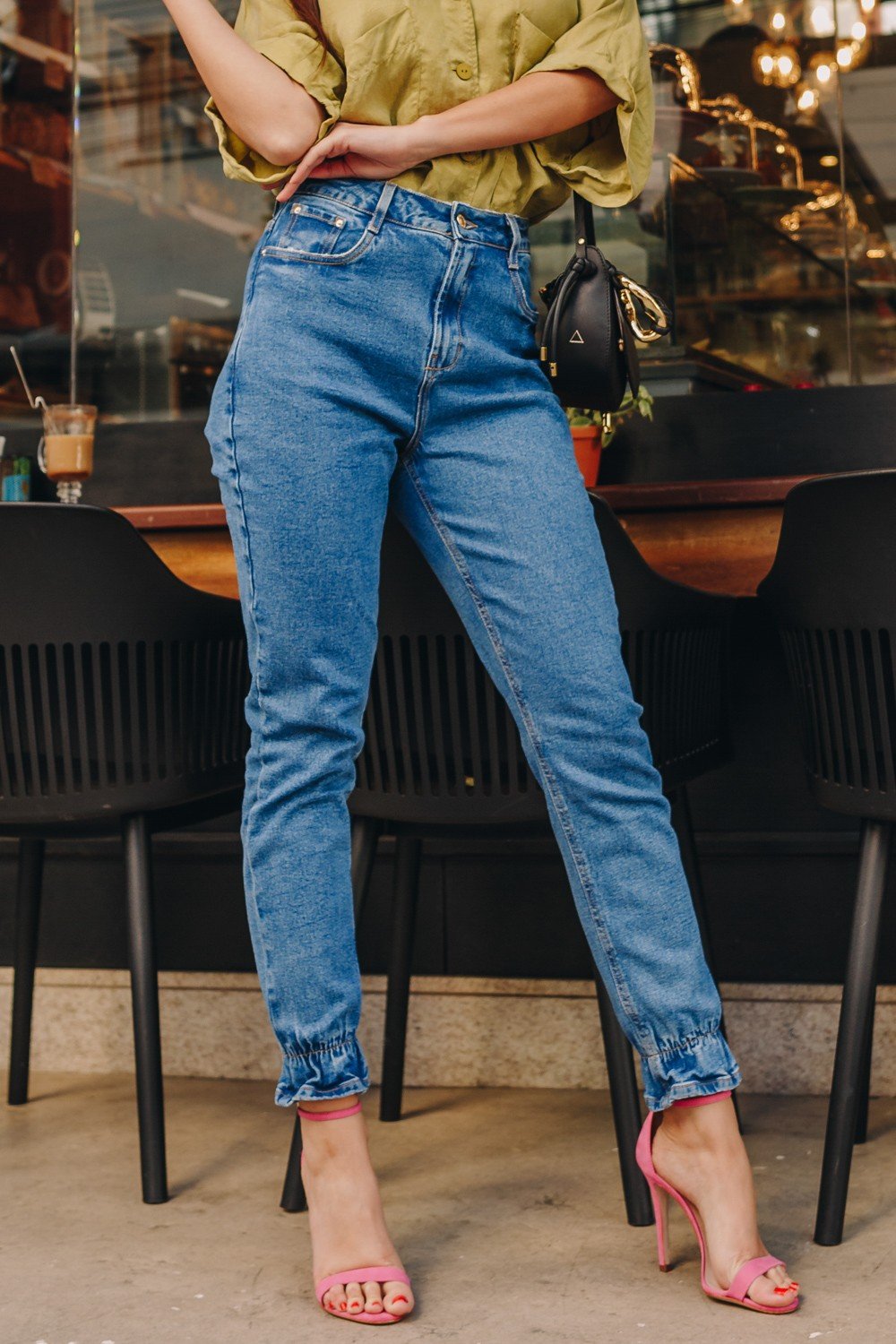 dz3901 com calca jeans feminina mom fit com elastico na barra denim zero frente crop crop