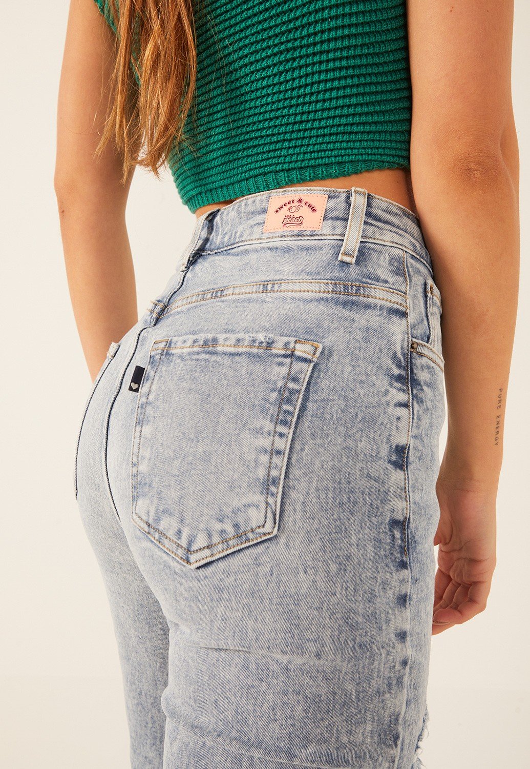 dz3902 com calca jeans feminina mom fit com puidos denim zero detalhe crop