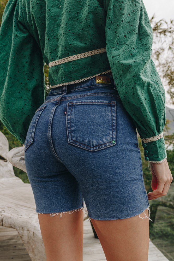 dz4042 com bermuda jeans feminina slim com barra desfiada denim zero costas