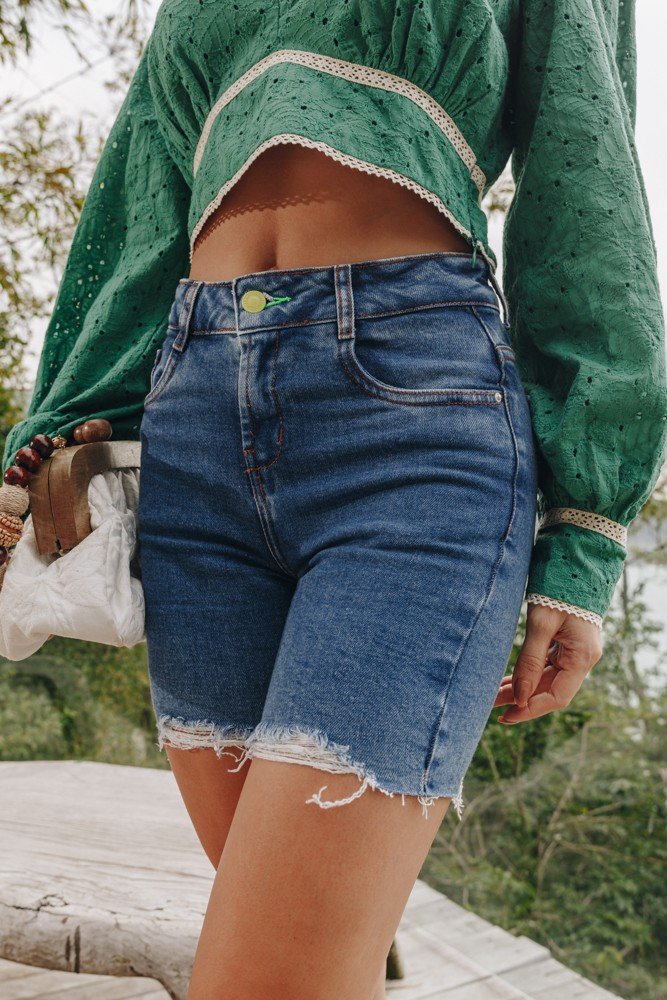 dz4042 com bermuda jeans feminina slim com barra desfiada denim zero detalhe