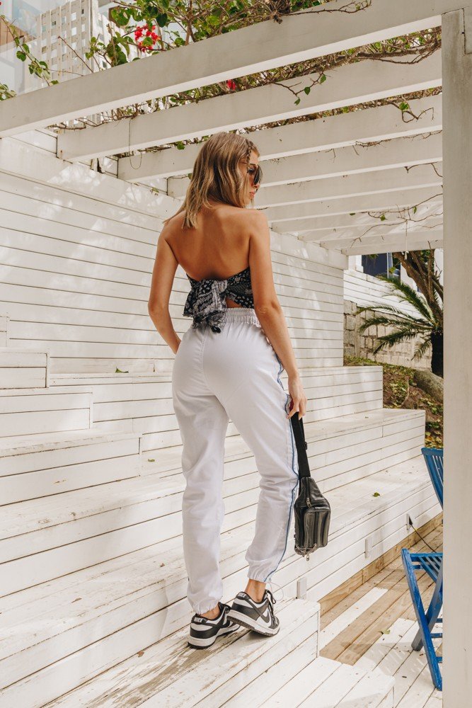 dz3929 com calca jeans feminina jogger com barra ajustavel denim zero costas